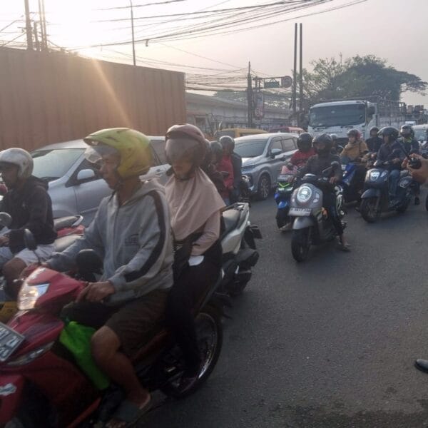 Personel Lantas Polsek Cikupa Laksanakan Pengaturan Lalu Lintas Pagi Hari di Jalan Raya Serang