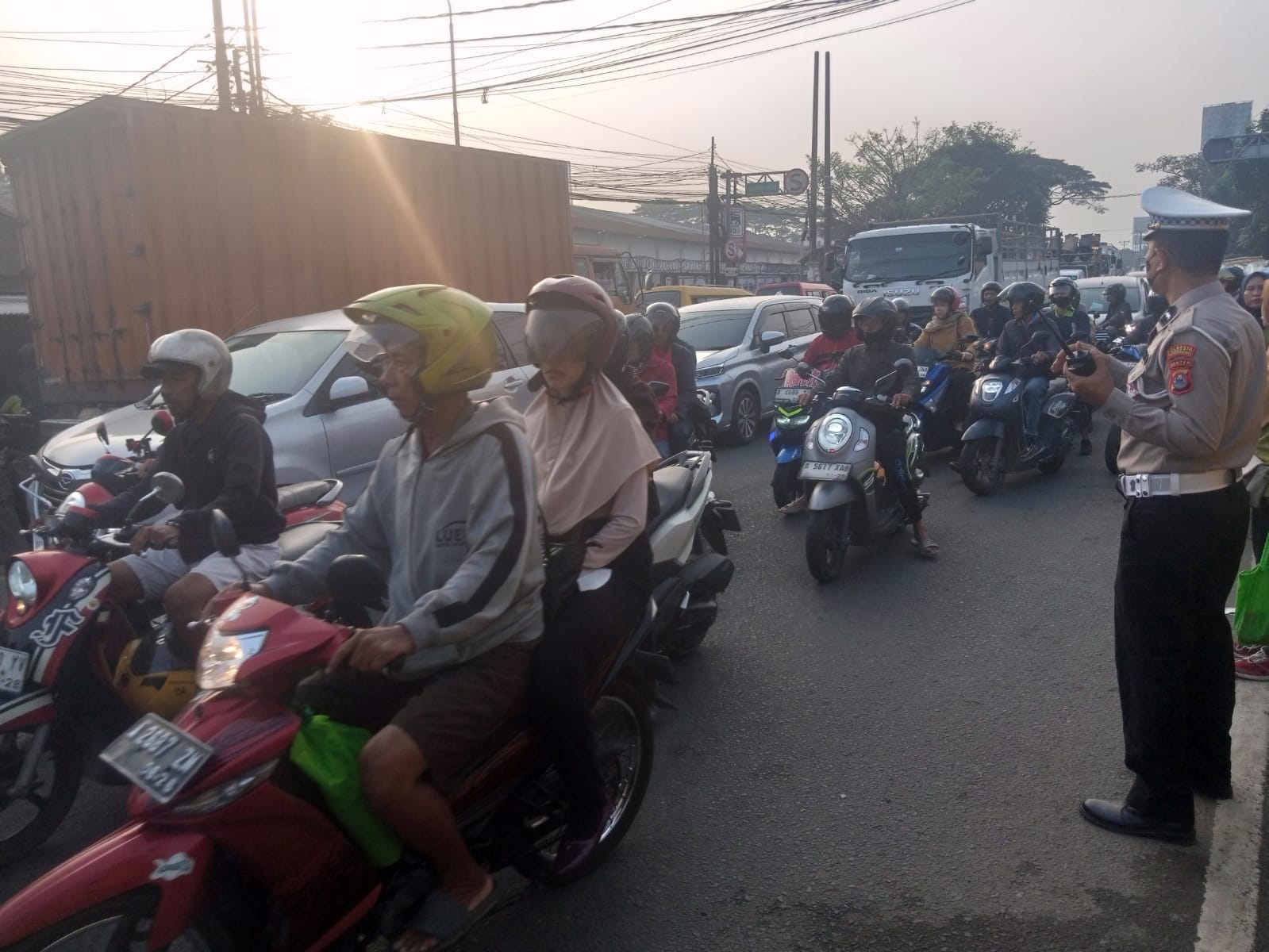 Personel Lantas Polsek Cikupa Laksanakan Pengaturan Lalu Lintas Pagi Hari di Jalan Raya Serang