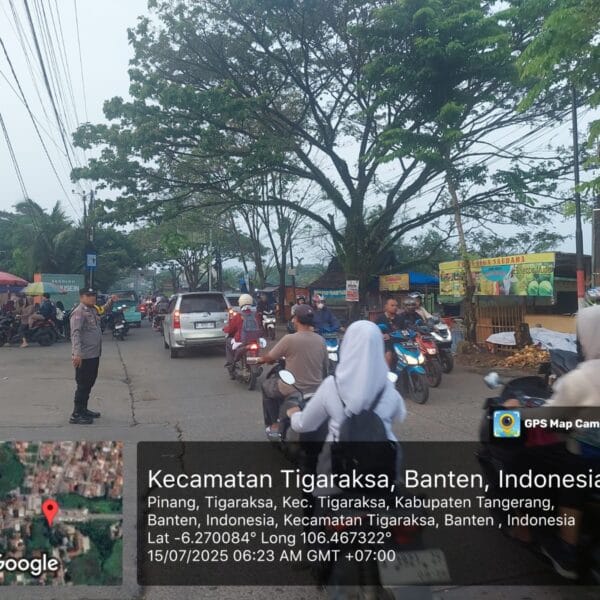 Hari Pertama Masuk Sekolah, Polsek Tigaraksa Hadir Berikan Pelayanan Pengaturan Arus Lalu Lintas di Pagi Hari