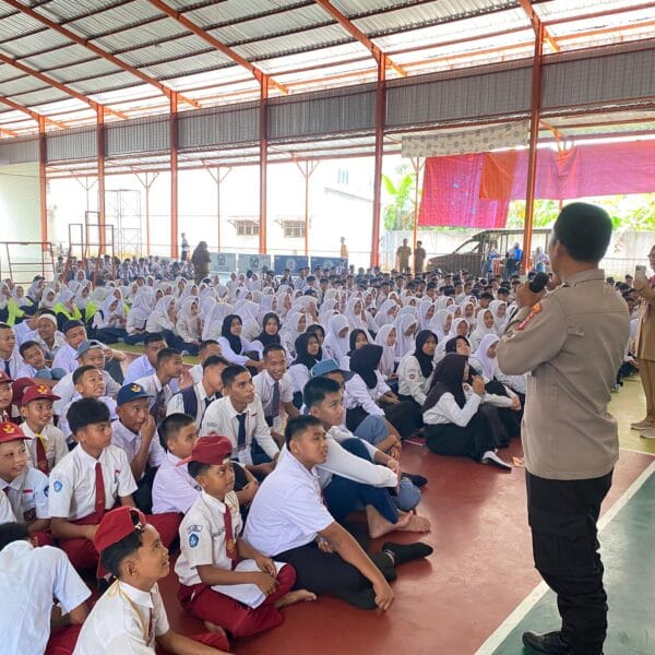 Polsek Tigaraksa: Bhabinkamtibmas Desa Pasirbarat Brigadir Didit F. Hadiri Kegiatan MPLS di SMP dan SMK Karya Pembangunan