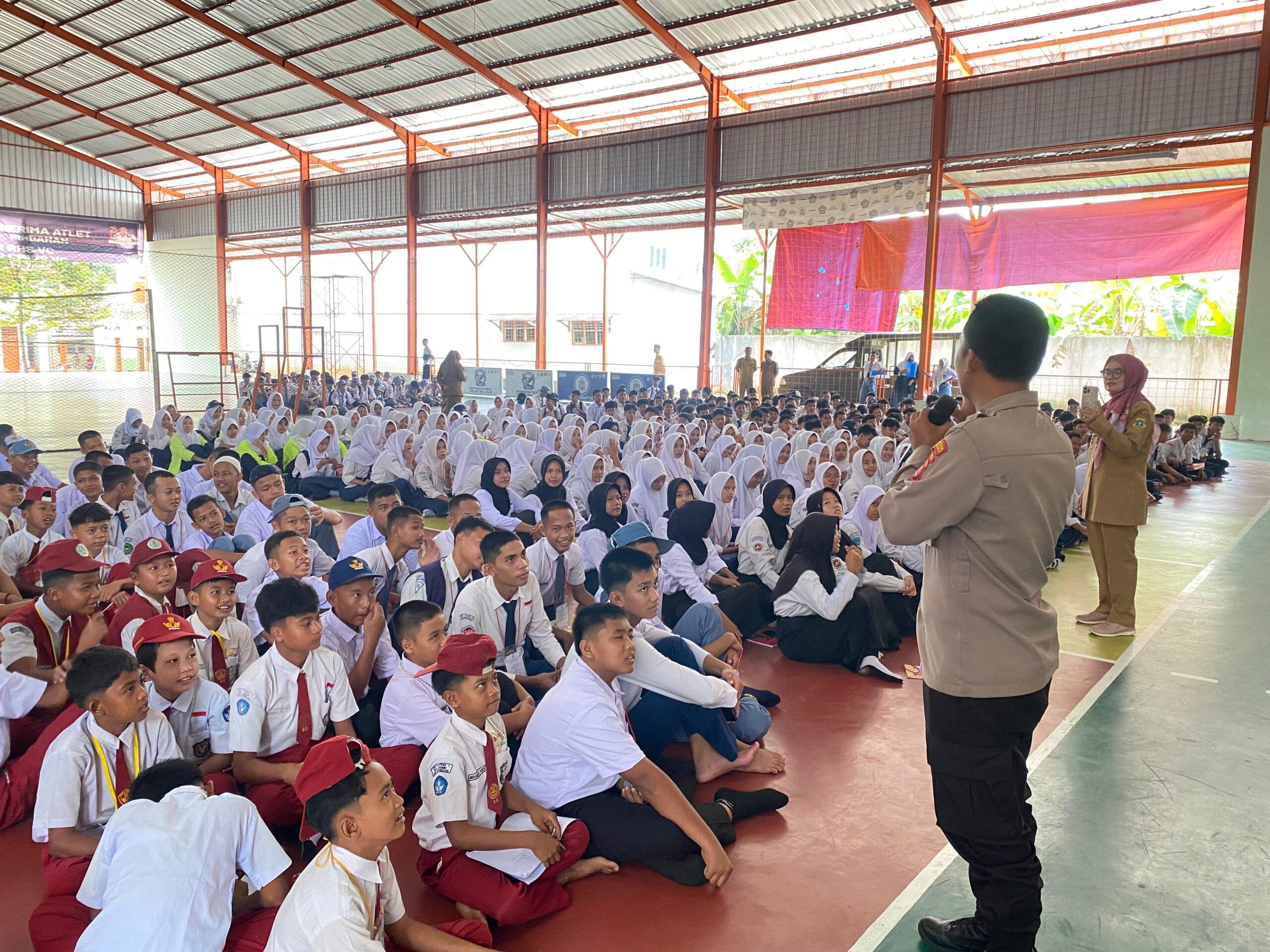 Polsek Tigaraksa: Bhabinkamtibmas Desa Pasirbarat Brigadir Didit F. Hadiri Kegiatan MPLS di SMP dan SMK Karya Pembangunan