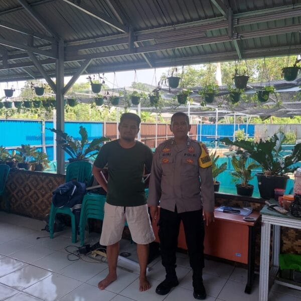 Dukung Ketahanan Pangan, Bhabinkamtibmas Polsek Tigaraksa Bripka M. Giri Manggala Kunjungi Warga Binaan Ketua Kelompok Budidaya Lele di Kp. Lewihalu