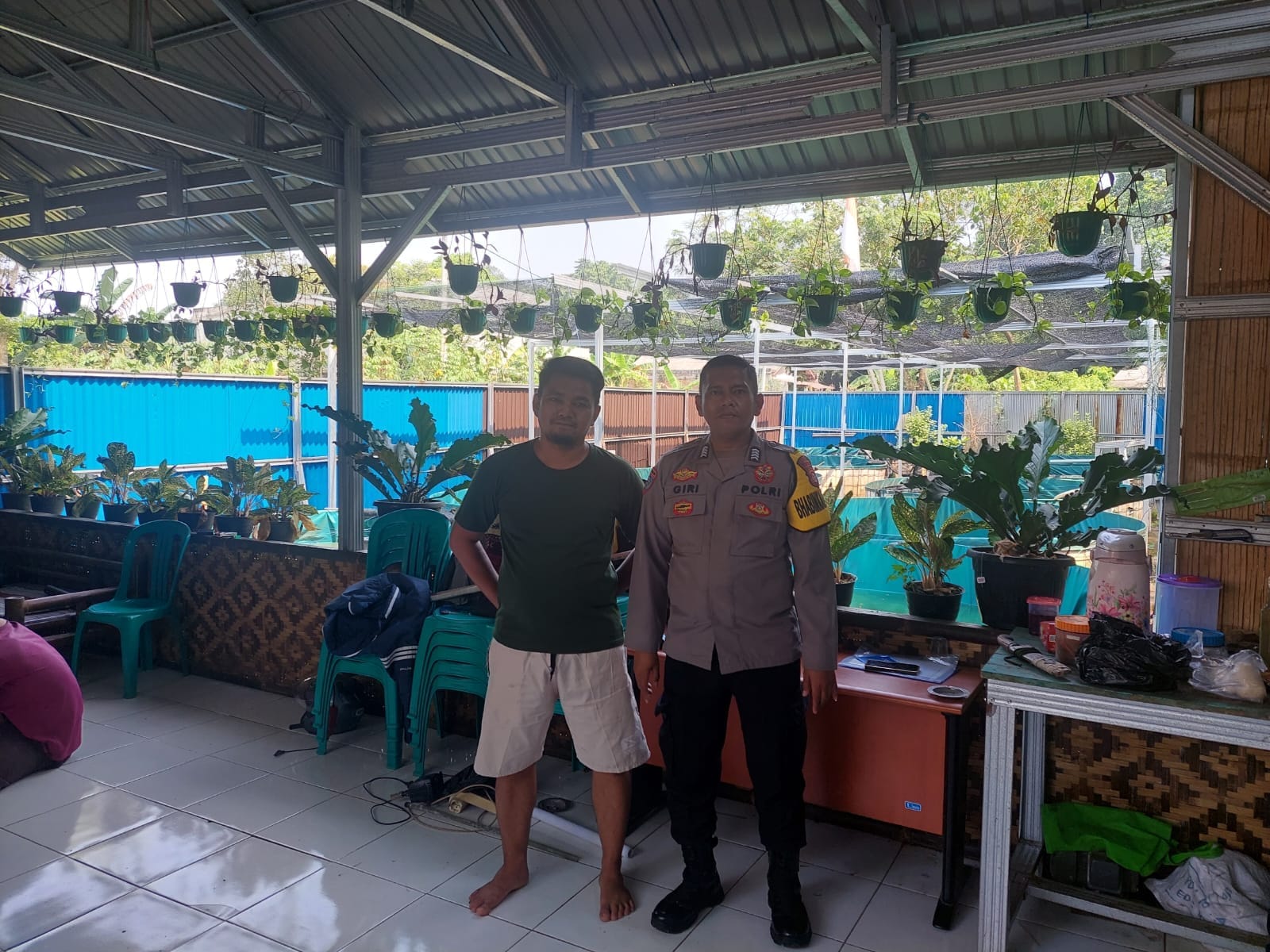 Dukung Ketahanan Pangan, Bhabinkamtibmas Polsek Tigaraksa Bripka M. Giri Manggala Kunjungi Warga Binaan Ketua Kelompok Budidaya Lele di Kp. Lewihalu