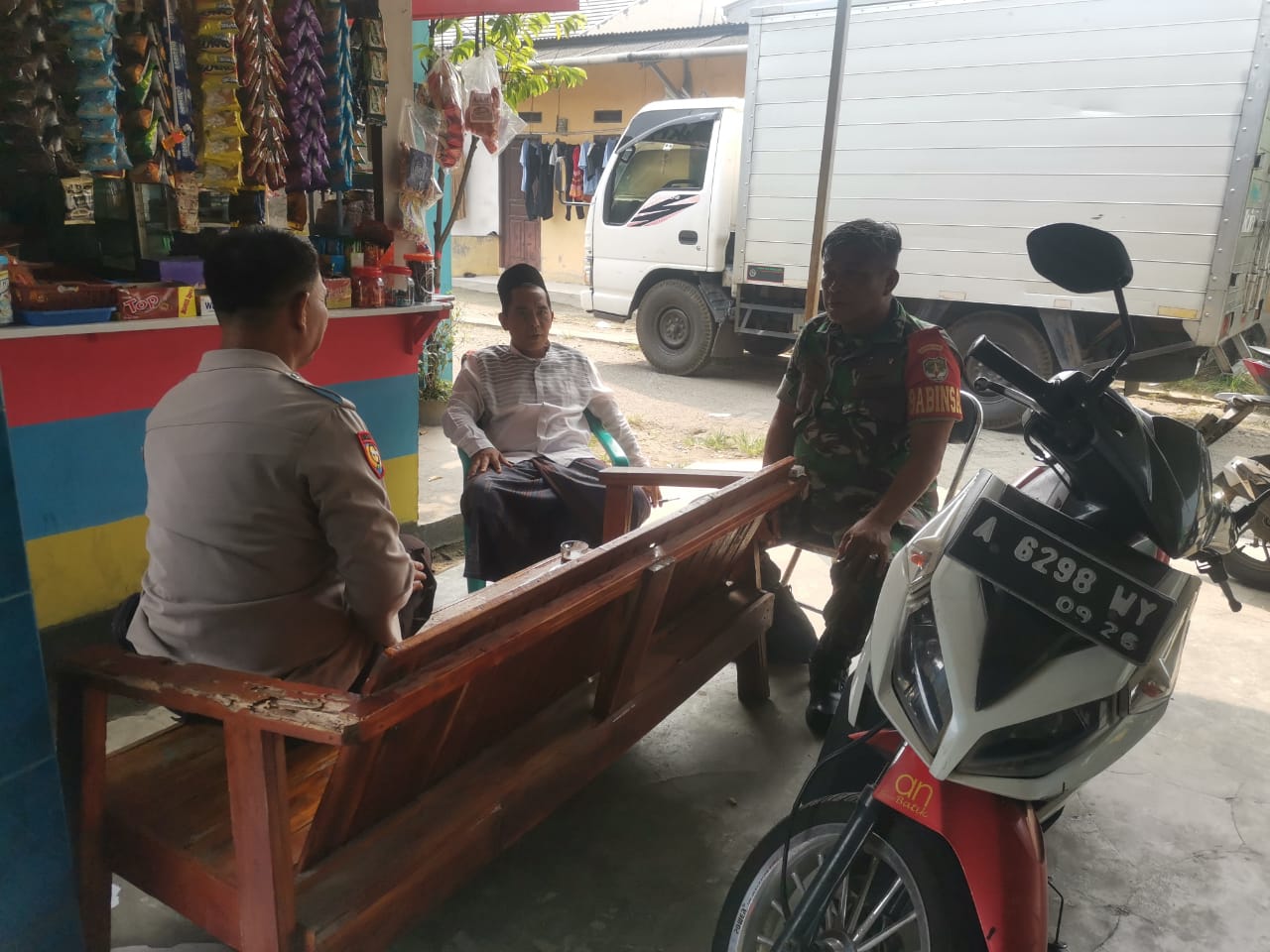 Babinkamtibmas Sambangi Warga di Kelurahan Sukamulya, Jalin Komunikasi dan Sampaikan Pesan Kamtibmas