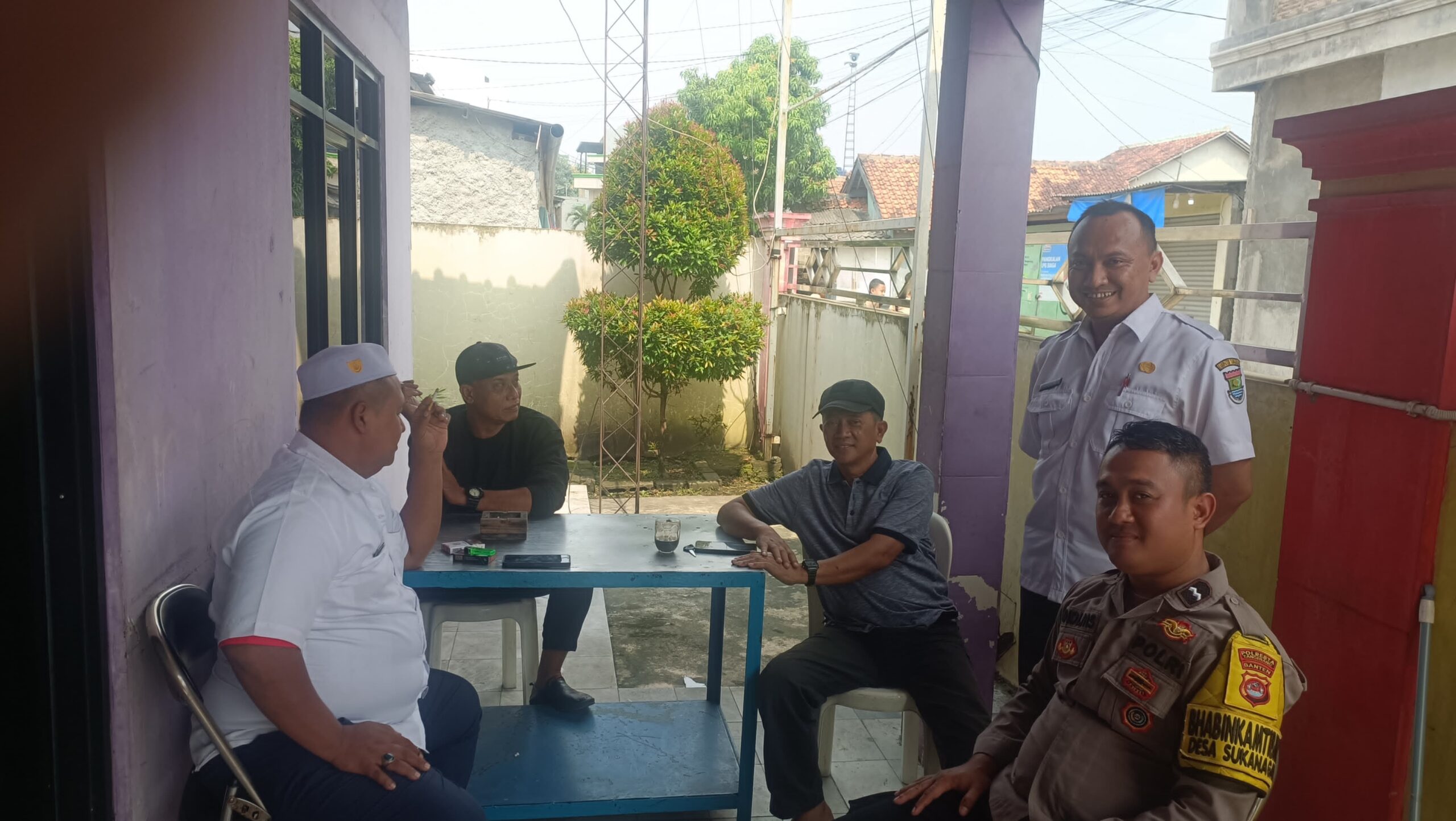 Bhabinkamtibmas Desa Sukanagara Sambang ke Kantor Desa, Pererat Sinergi dan Sampaikan Himbauan Kamtibmas