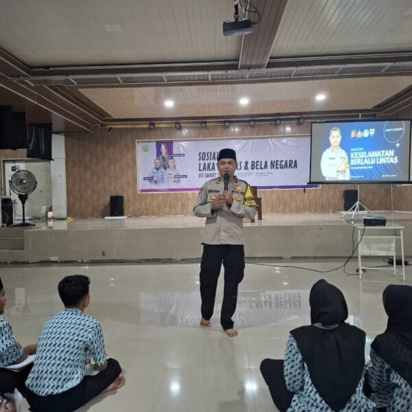 Bhabinkamtibmas Polsek Cikupa Sosialisasikan Kamtibmas dan Bahaya Narkoba dalam Kegiatan MPLS di SMPIT & SMAIT Smart Syahida
