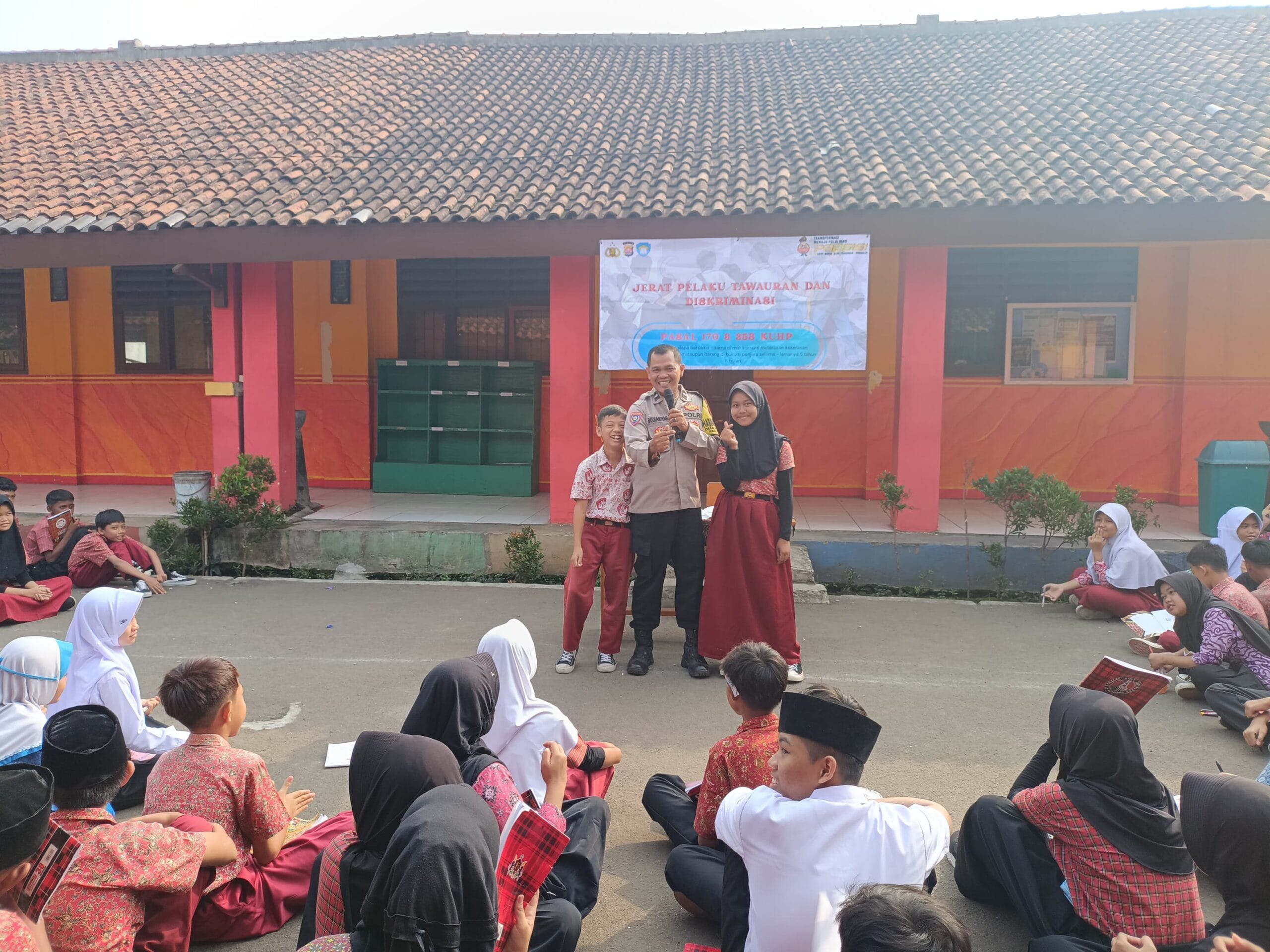 Polsek Cikupa Sosialisasikan Bahaya Narkoba dan Tawuran pada MPLS SMP Muhajirin Cikupa