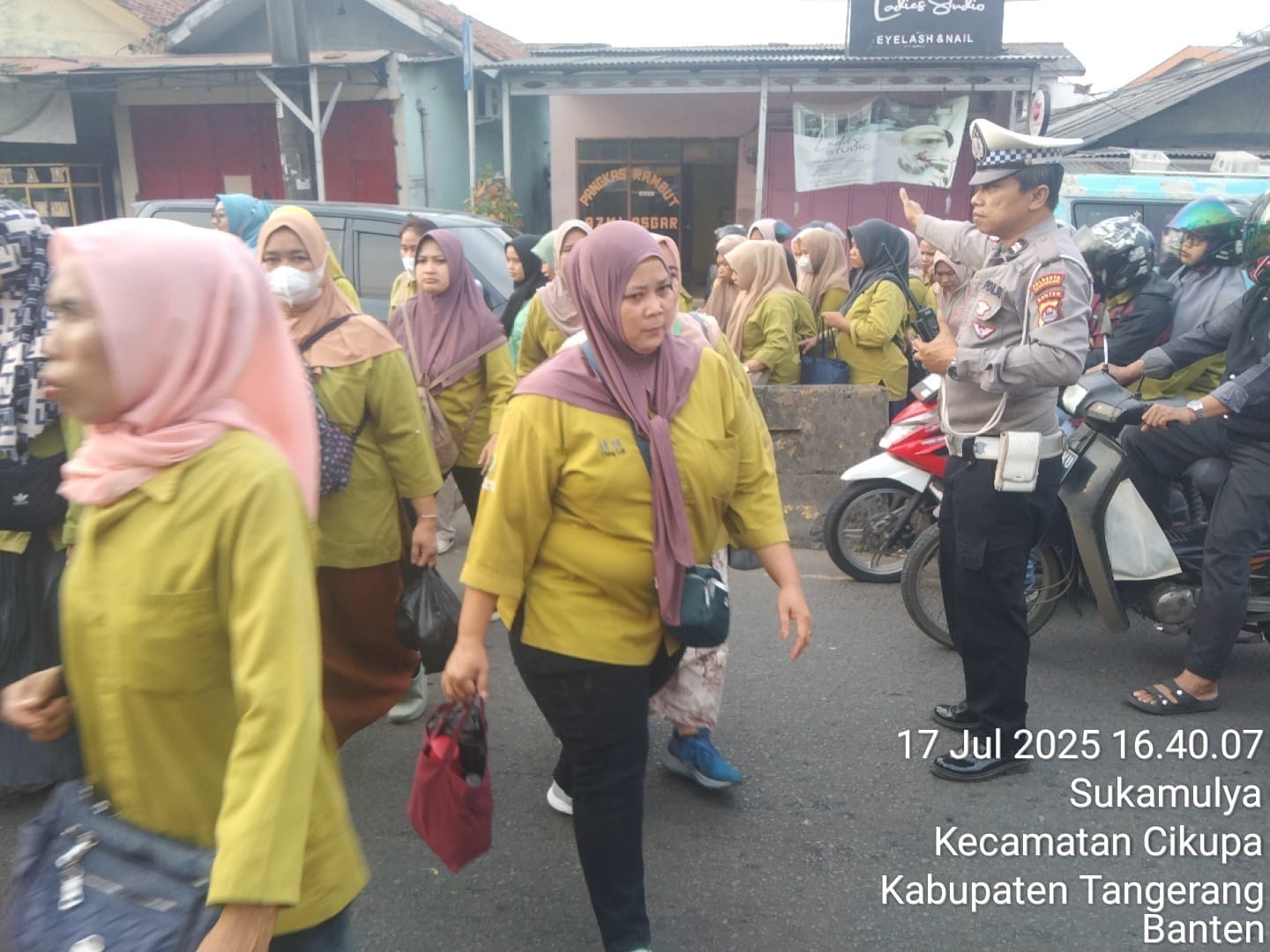 Kanit Lantas Polsek Cikupa IPTU Udi Muhdi Pimpin Langsung Pengaturan Lalin Sore Hari di Pertigaan Columbus PT. Cingluh