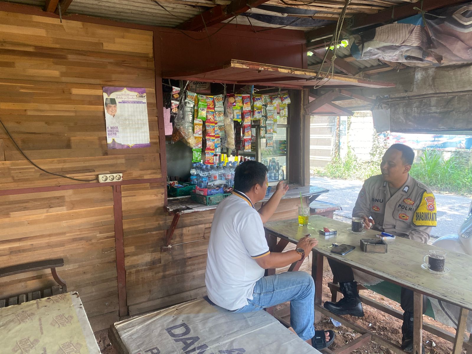 Bhabinkamtibmas Polsek Cikupa Sambangi Warung Warga, Sampaikan Edukasi Kamtibmas Lewat Dialog Interaktif
