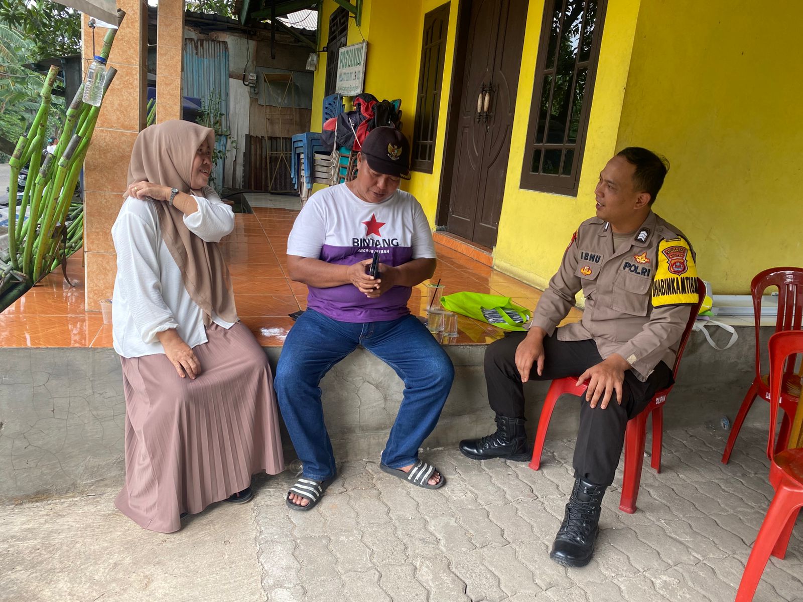 Bhabinkamtibmas Kelurahan Bunder Sambangi Warga, Sampaikan Himbauan Kamtibmas dan Nomor Layanan Polisi 110