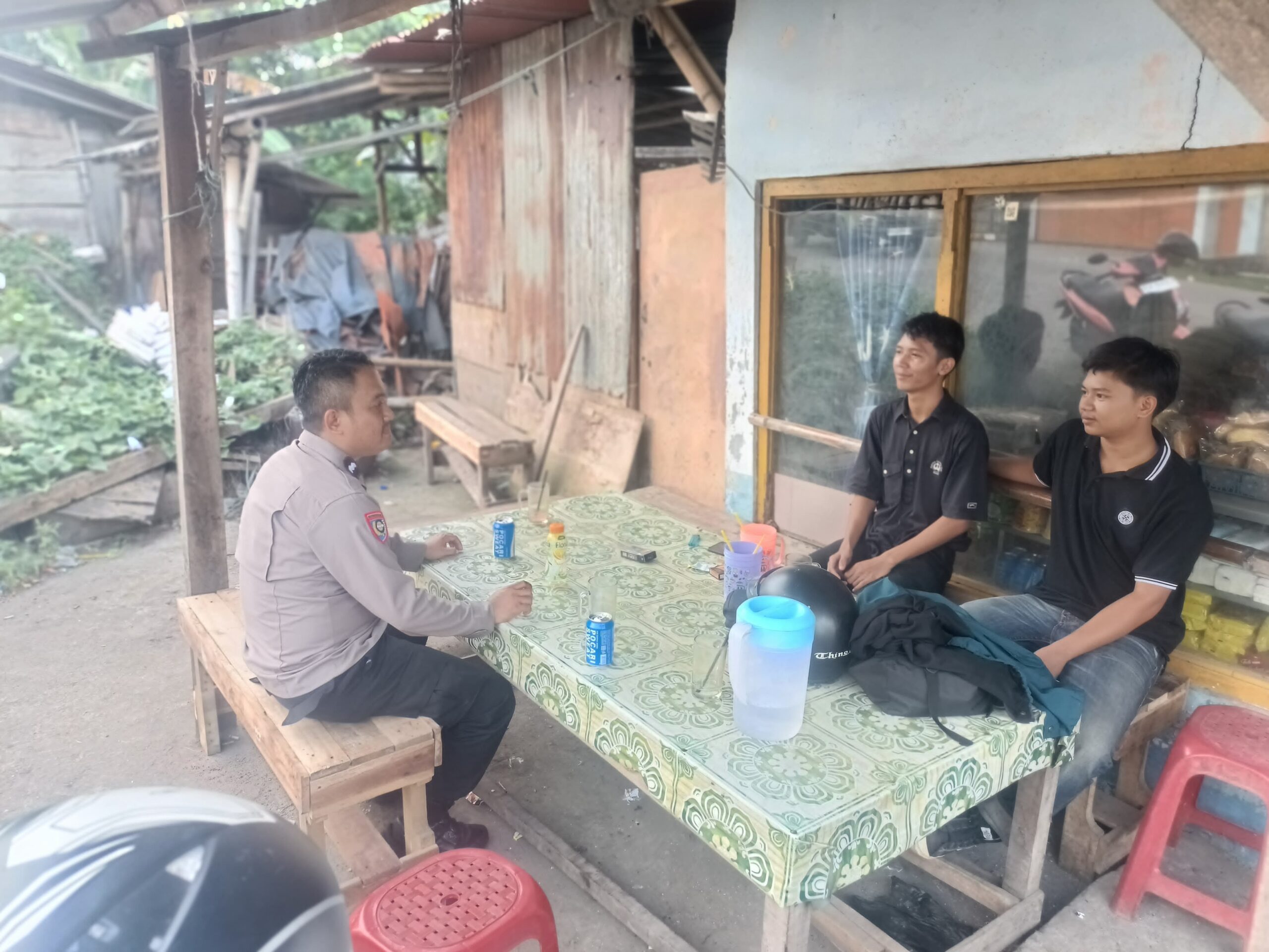 Bhabinkamtibmas Desa Sukanagara Sambang Warung Warga, Serap Aspirasi dan Sampaikan Himbauan Kamtibmas