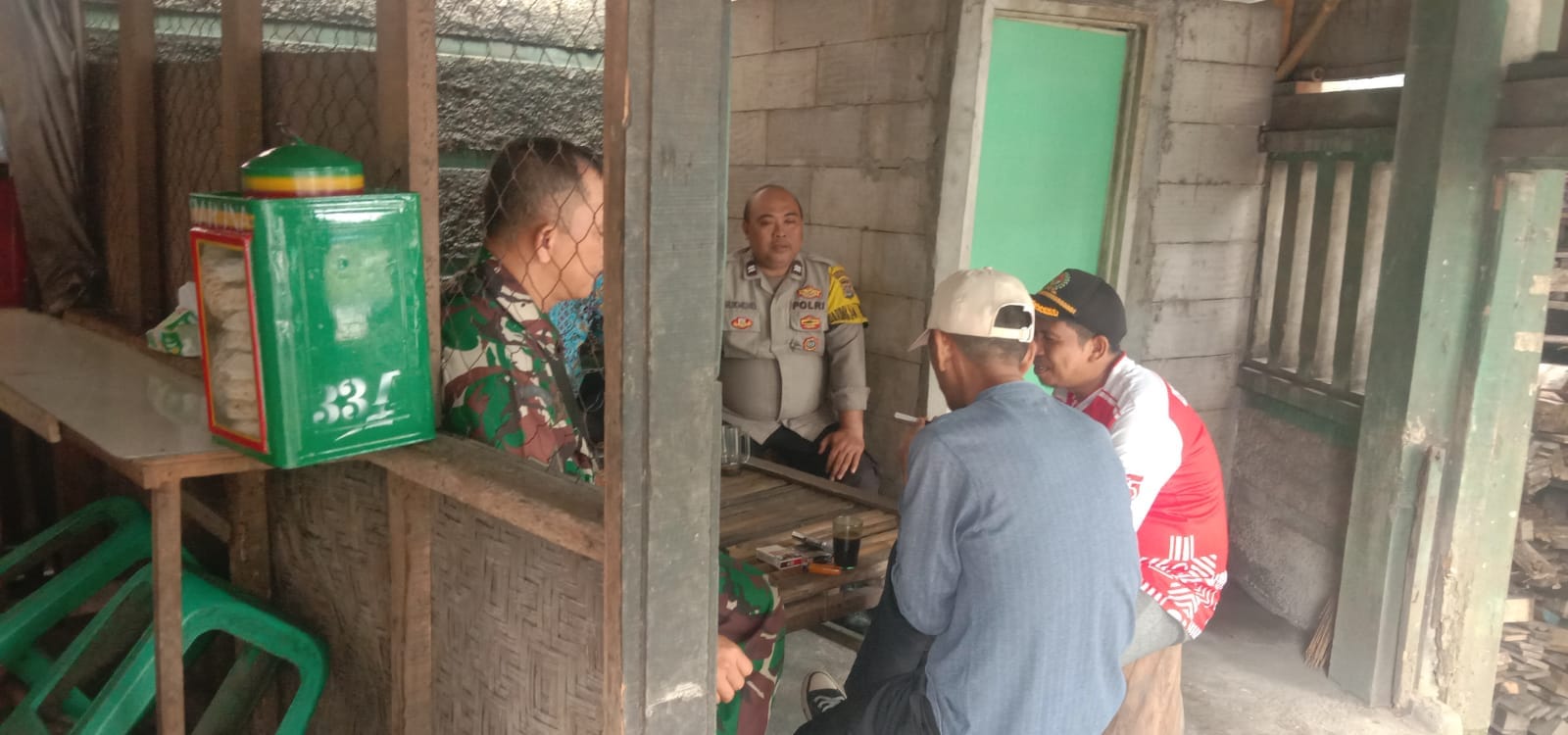 Bhabinkamtibmas dan Babinsa Sambangi Kades Budimulya, Pererat Silaturahmi Demi Harkamtibmas Bhabinkamtibmas dan Babinsa Sambangi Kades Budimulya, Pererat Silaturahmi Demi Harkamtibmas