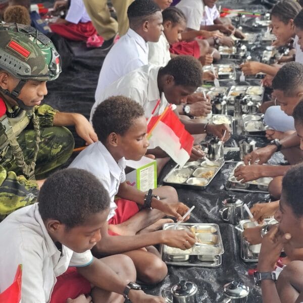 PANGKOGAB WILHAN III BERSAMA SATGAS YONIF 733/MASARIKU GELAR BAKTI SOSIAL, PELAYANAN KESEHATAN, DAN MAKAN GRATIS UNTUK WARGA MUMUGU