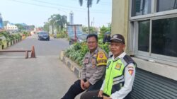 Bhabinkamtibmas Desa Talaga Sambang Warga, Sampaikan Himbauan Kamtibmas dan Nomor Darurat Polisi 110