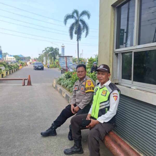 Bhabinkamtibmas Desa Talaga Sambang Warga, Sampaikan Himbauan Kamtibmas dan Nomor Darurat Polisi 110