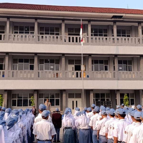 Bhabinkamtibmas Polsek Cikupa Jadi Pembina Upacara di SMA Negeri 31 Kabupaten Tangerang