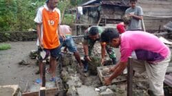Bangun Kebersamaan, Babinsa Gotong Royong Bersama Warga Binaannya Bangun Pondasi Rumah