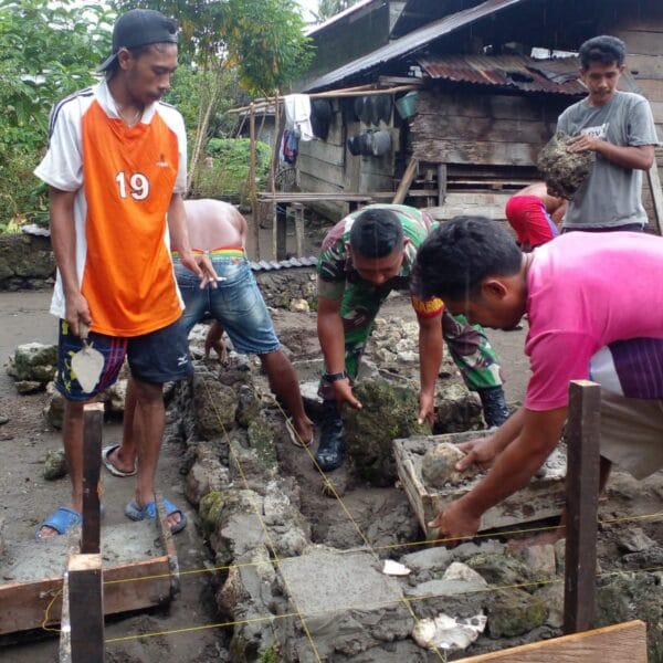 Bangun Kebersamaan, Babinsa Gotong Royong Bersama Warga Binaannya Bangun Pondasi Rumah