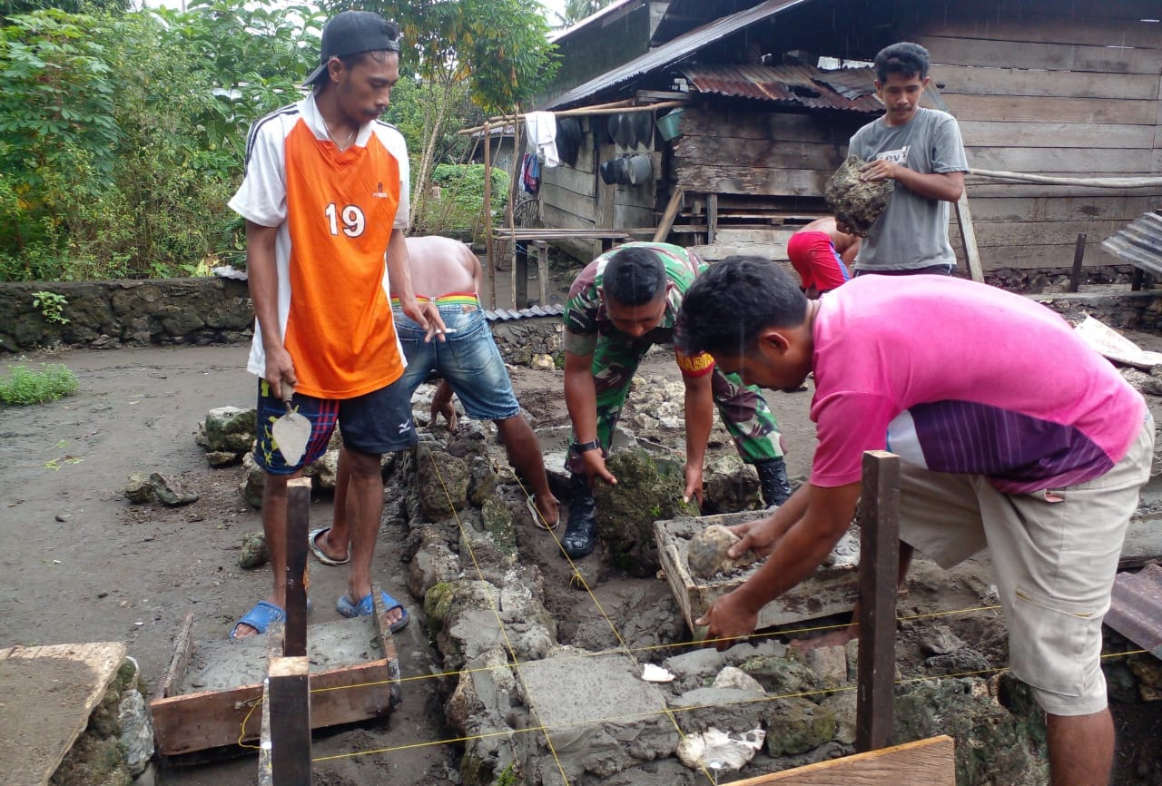 Bangun Kebersamaan, Babinsa Gotong Royong Bersama Warga Binaannya Bangun Pondasi Rumah