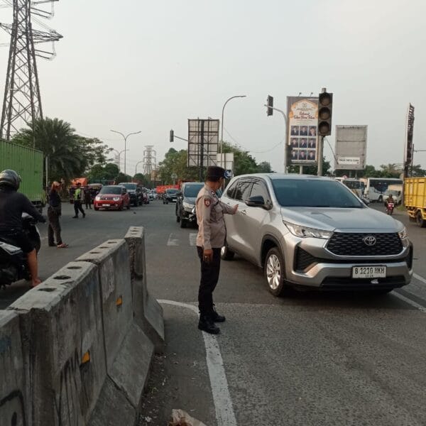Kapolsubsektor Cikupa Mas Pimpin Langsung Pengaturan Lalu Lintas di Kawasan Industri Cikupa