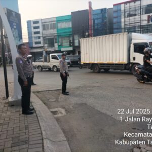 Personel Polsek Cikupa dan Polresta Tangerang Laksanakan PECAK Sore Hari, Ciptakan Kamseltibcar Lantas di Gerbang Citra Raya