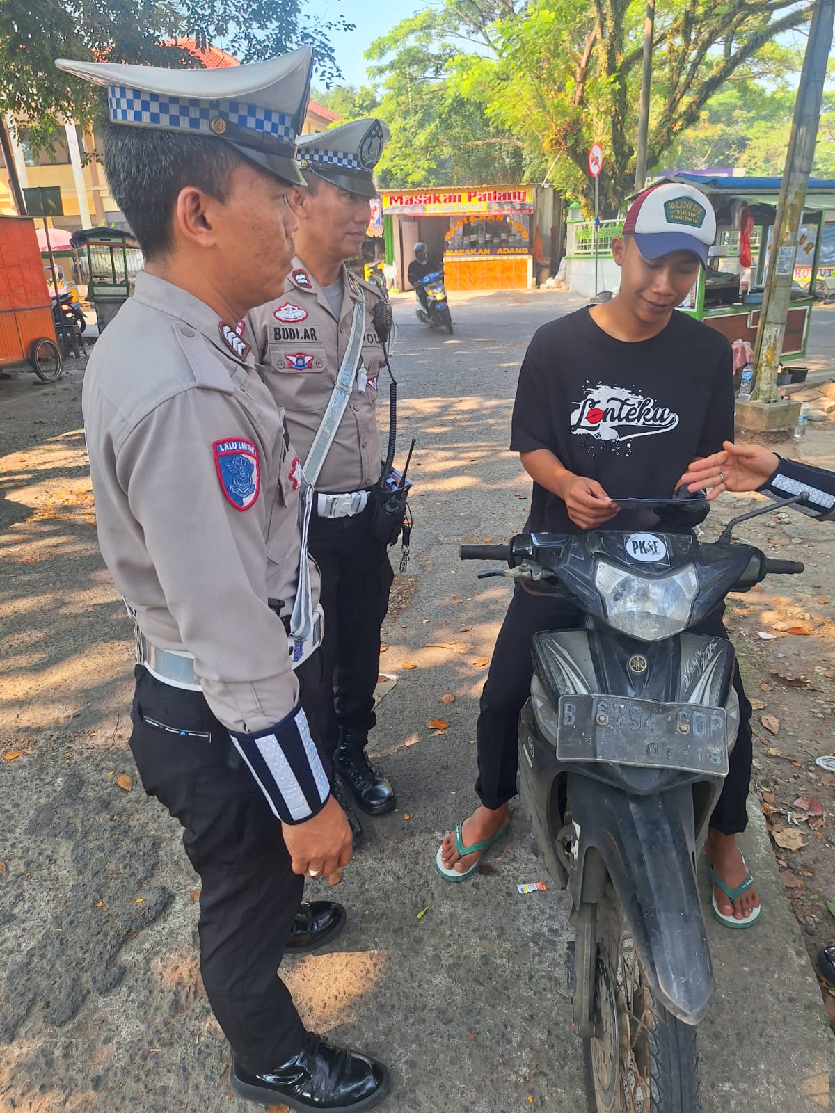 Pengendara Tanpa Helm Masih Dominasi Pelanggaran di Operasi Patuh Maung
