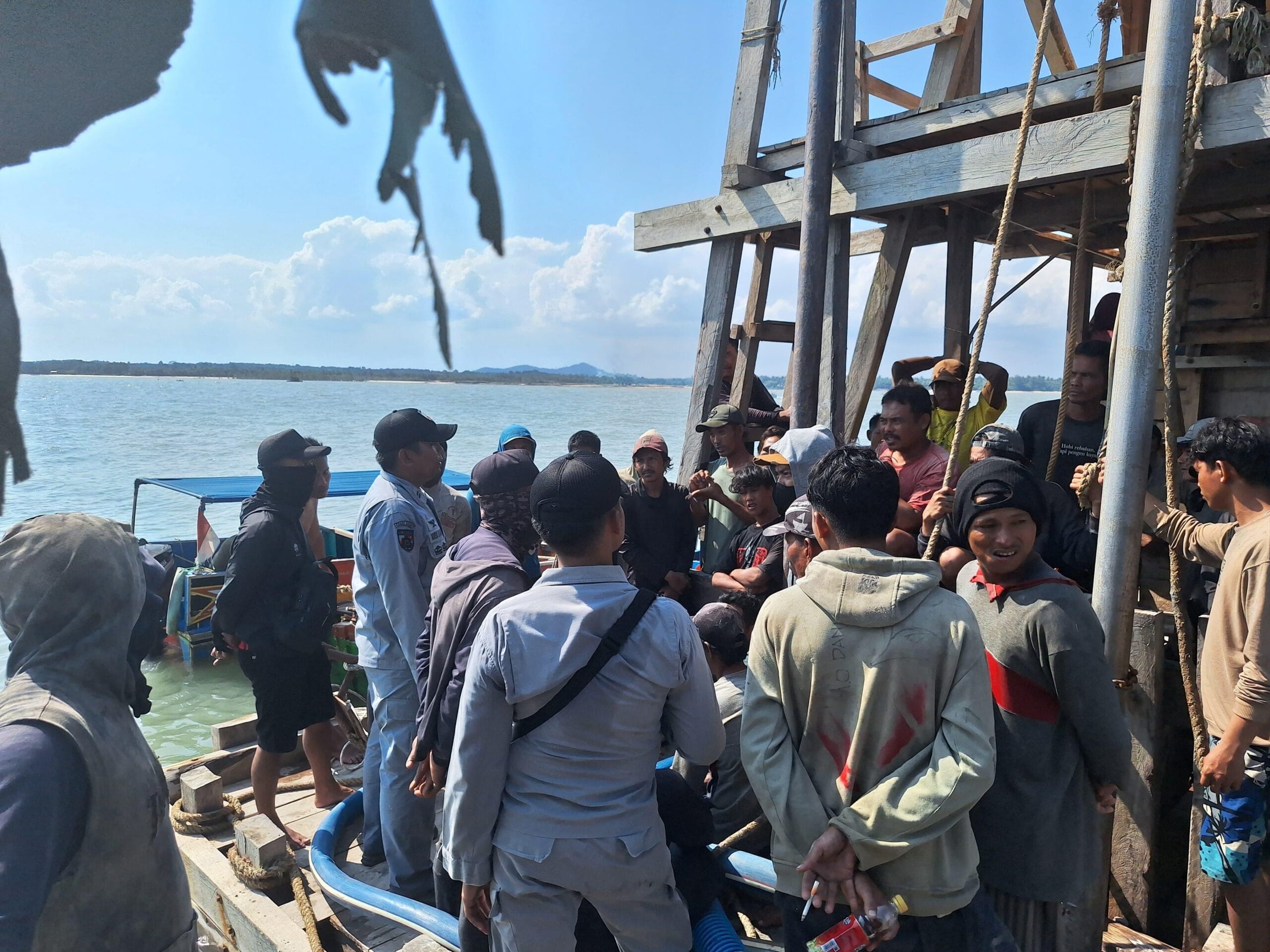 Bakamla RI Tertibkan 35 Ponton Tambang Pasir Timah Ilegal di Perairan Bangka Barat