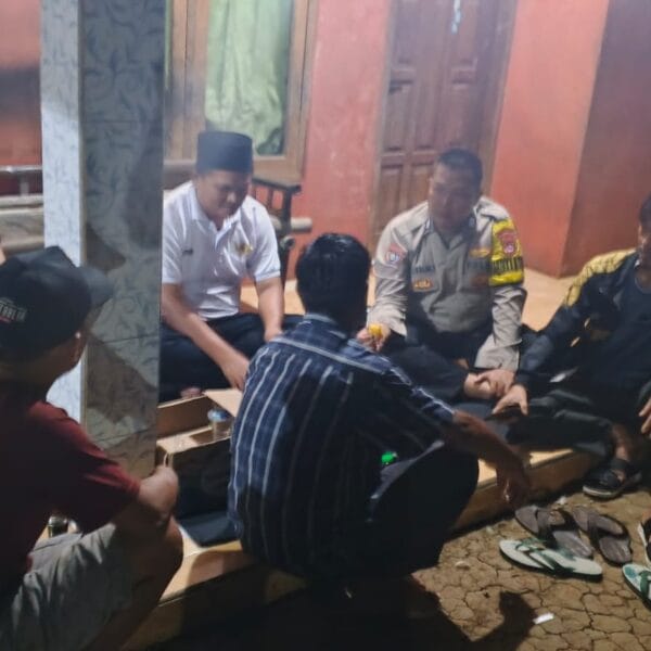 Bhabinkamtibmas Polsek Cikupa Sosialisasikan Layanan 110 dan Edukasi Kamtibmas kepada Warga Desa Bojong