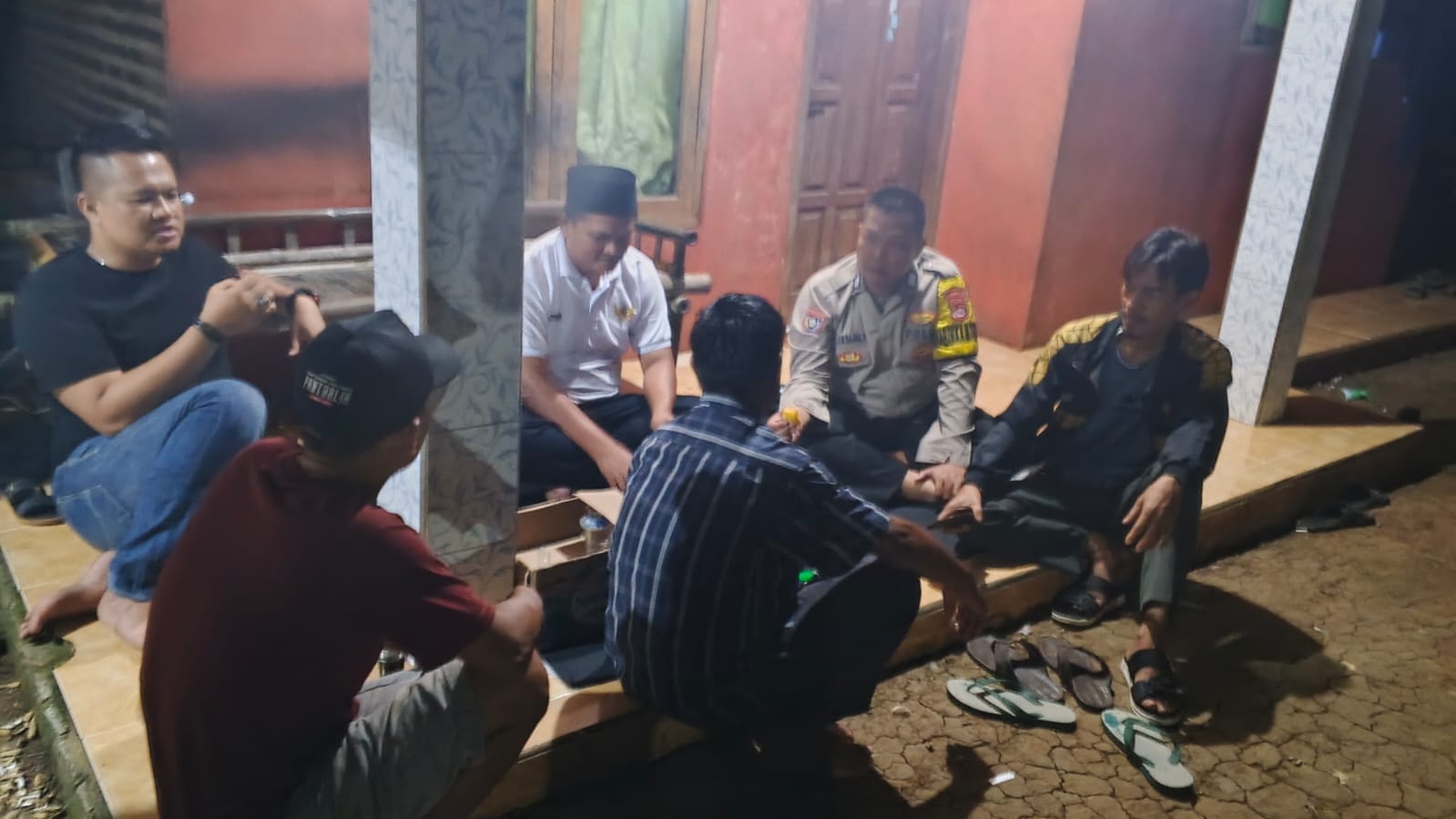 Bhabinkamtibmas Polsek Cikupa Sosialisasikan Layanan 110 dan Edukasi Kamtibmas kepada Warga Desa Bojong