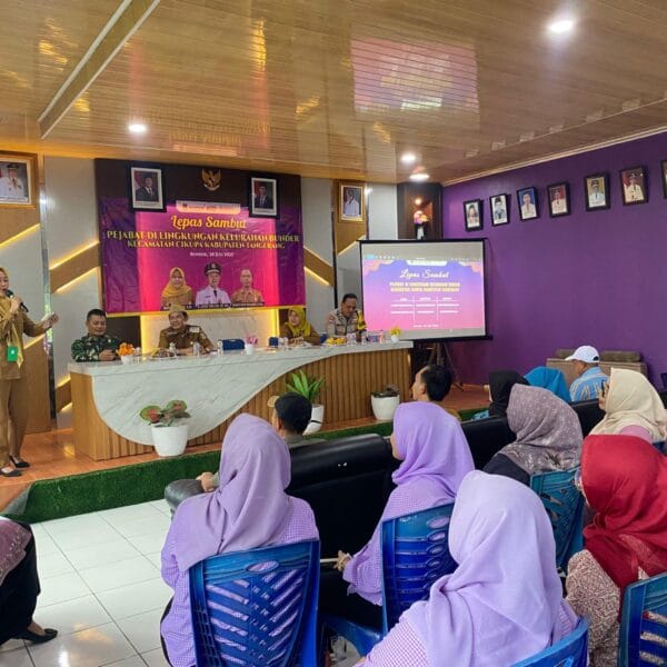 Lurah Bunder Hj. Ine Susilawati Pimpin Lepas Sambut Sekretaris Kelurahan dengan Penuh Haru