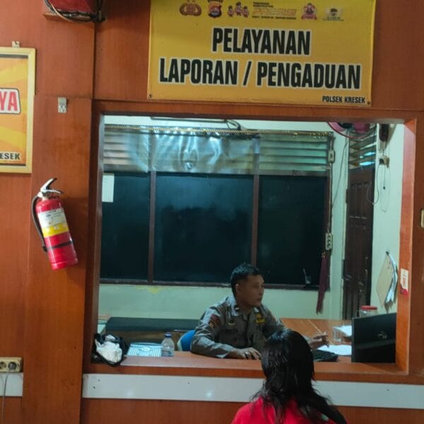 Aipda Sholeh Berikan Pelayanan Humanis di Layanan SPKT Polsek Kresek Tangerang