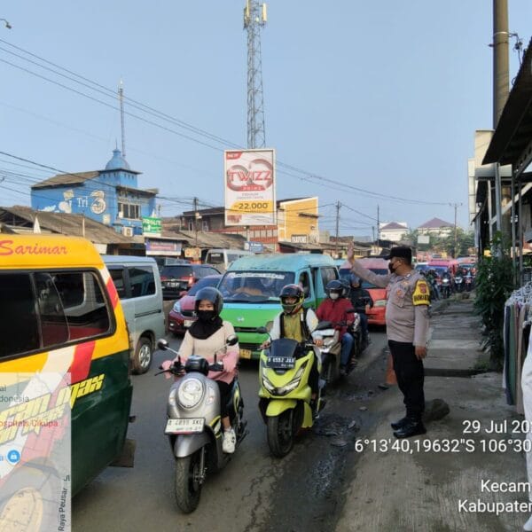 PECAK Pagi, Polsek Cikupa Atur Arus Lalin di Pertigaan Columbus untuk Wujudkan Kamseltibcar Lantas
