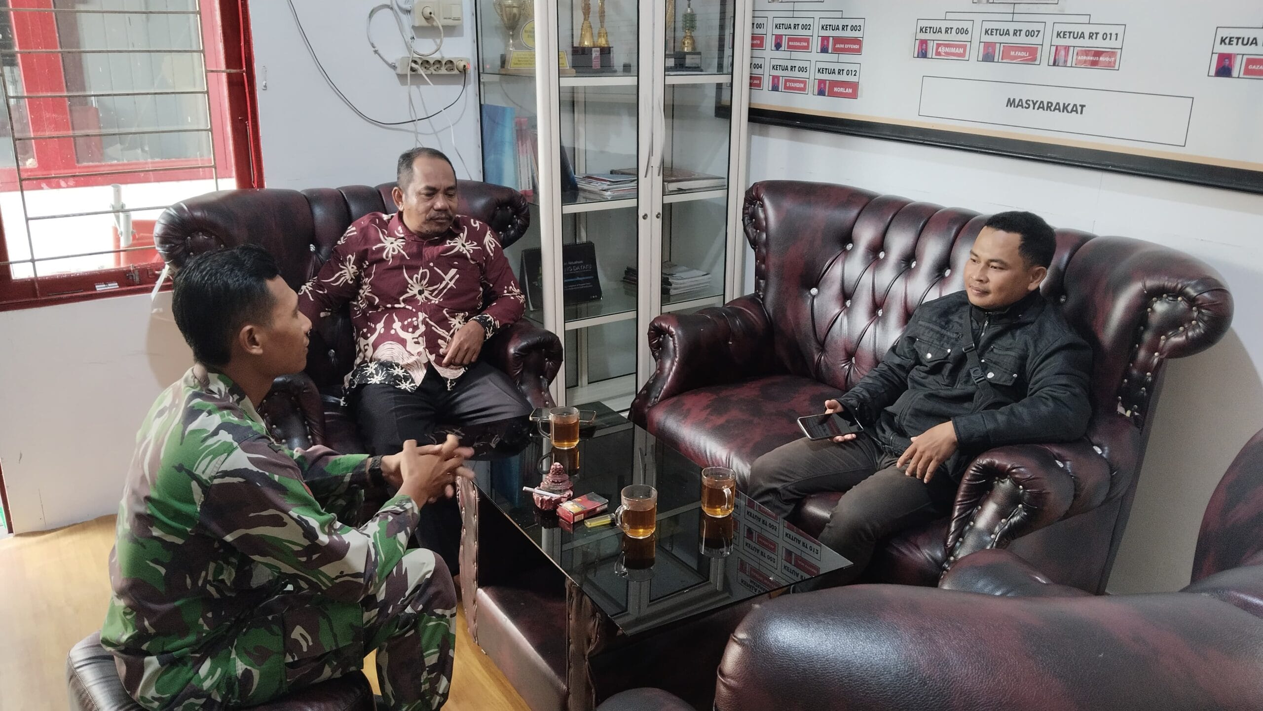 Perkuat Sinergi Bersama Aparatur Desa, Babinsa Lakukan Komsos Bersama Sekdes