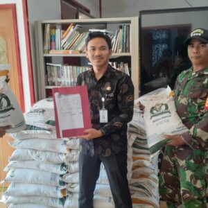 Sinergitas TNI Dan Pemerintah, Babinsa Hambau Dampingi Distribusi Bantuan Beras
