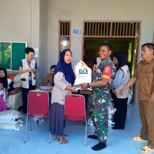 Babinsa Kerta Buana Dampingi Penyaluran Bantuan Beras kepada Warga Agar Tepat Sasaran