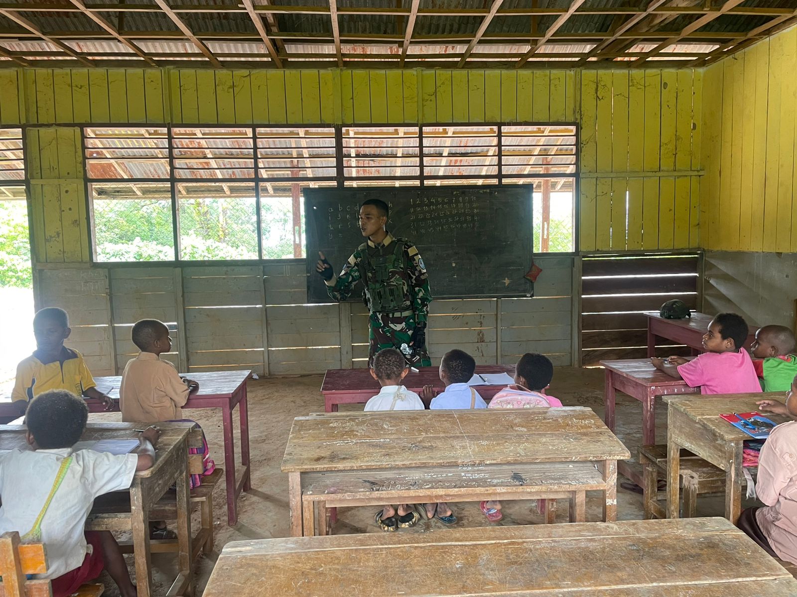 Satgas Yonif 126/KC Pos Kalikao Ajak Anak-anak SD YPPK Santo Sidorus Waropko Belajar dengan Ceria
