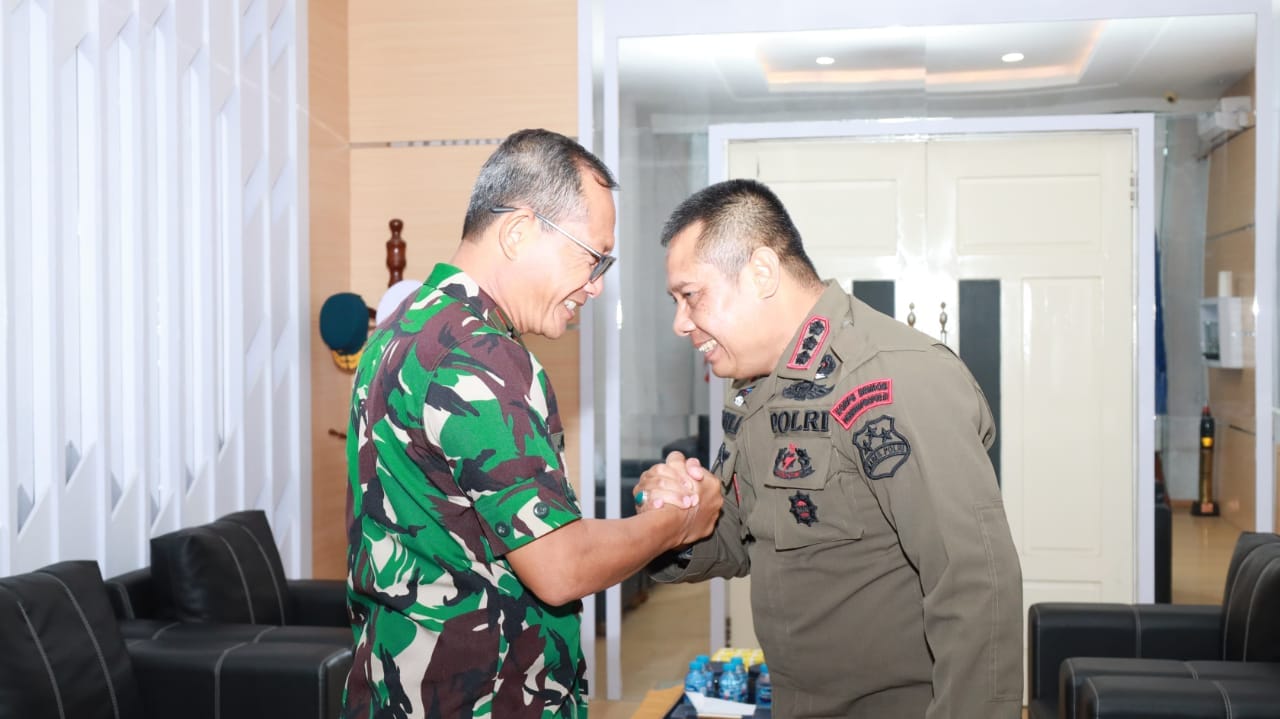 Perkuat Sinergi TNI-Polri, Danlantamal XIV Sambut Hangat Kunjungan Danmen II Pelopor Pas Brimob III