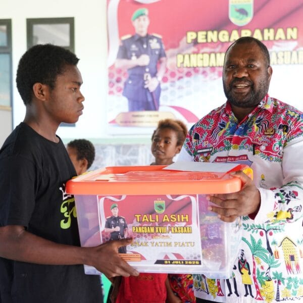 Sentuhan Lembut Pangdam Kepada Anak Yatim di Manokwari Selatan
