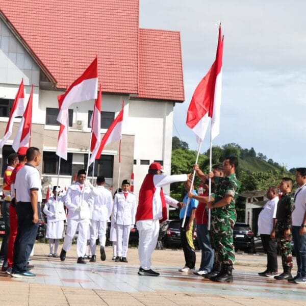 Wujud Cinta Tanah Air, Lantamal XIV Hadir Dalam Gerakan Pembagian Bendera Merah Putih