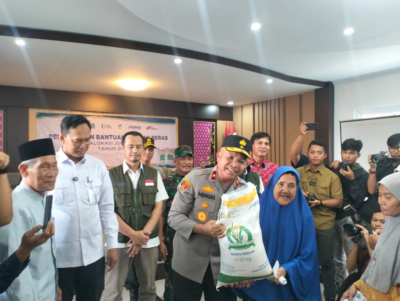 Waka Polda Banten Hadiri Penyaluran Bantuan Beras di Desa Cikupa, Kolaborasi Polri, Bulog, dan Pemerintah Desa Waka Polda Banten Hadiri Penyaluran Bantuan Beras di Desa Cikupa, Kolaborasi Polri, Bulog, dan Pemerintah Desa