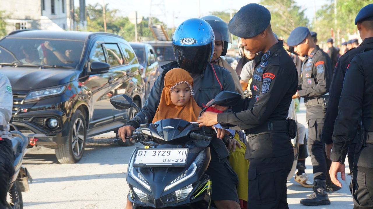 Semarak Merah Putih: Brimob Polda Sultra Bagikan dan Pasangkan Bendera kepada Pengguna Jalan Sambut HUT RI ke-80
