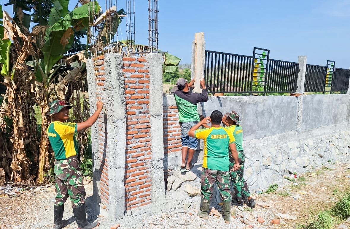 Satgas TMMD 125 Bojonegoro Bangun Pagar SDN Soko IV