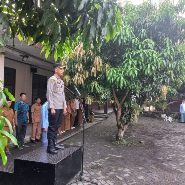 Kapolsek Cikupa Jadi Pembina Upacara di SMAS Nurul Hidayah, Tekankan Disiplin dan Bahaya Narkoba