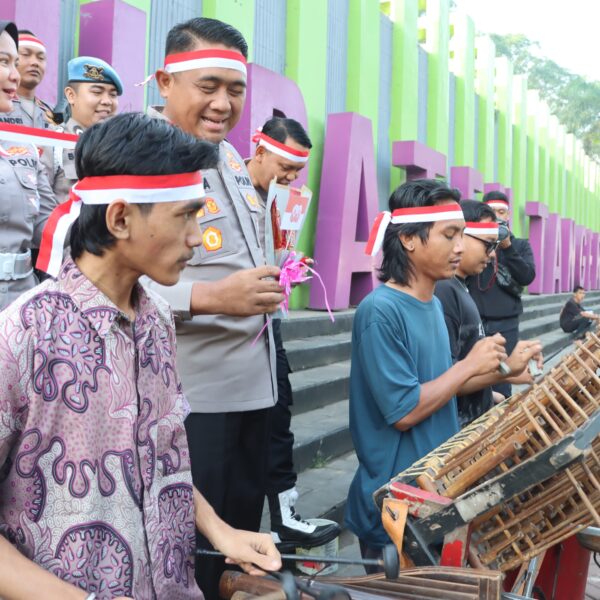 Sambut HUT RI ke-80, Kapolresta Tangerang Turun Langsung Sapa Pengguna Jalan