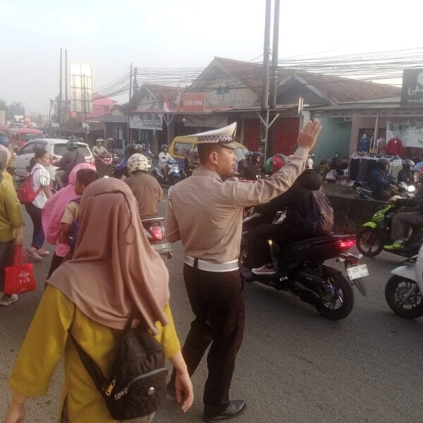 Polsek Cikupa Gelar PECAK Pagi di Simpang Columbus, Wujud Pelayanan Prima Polri