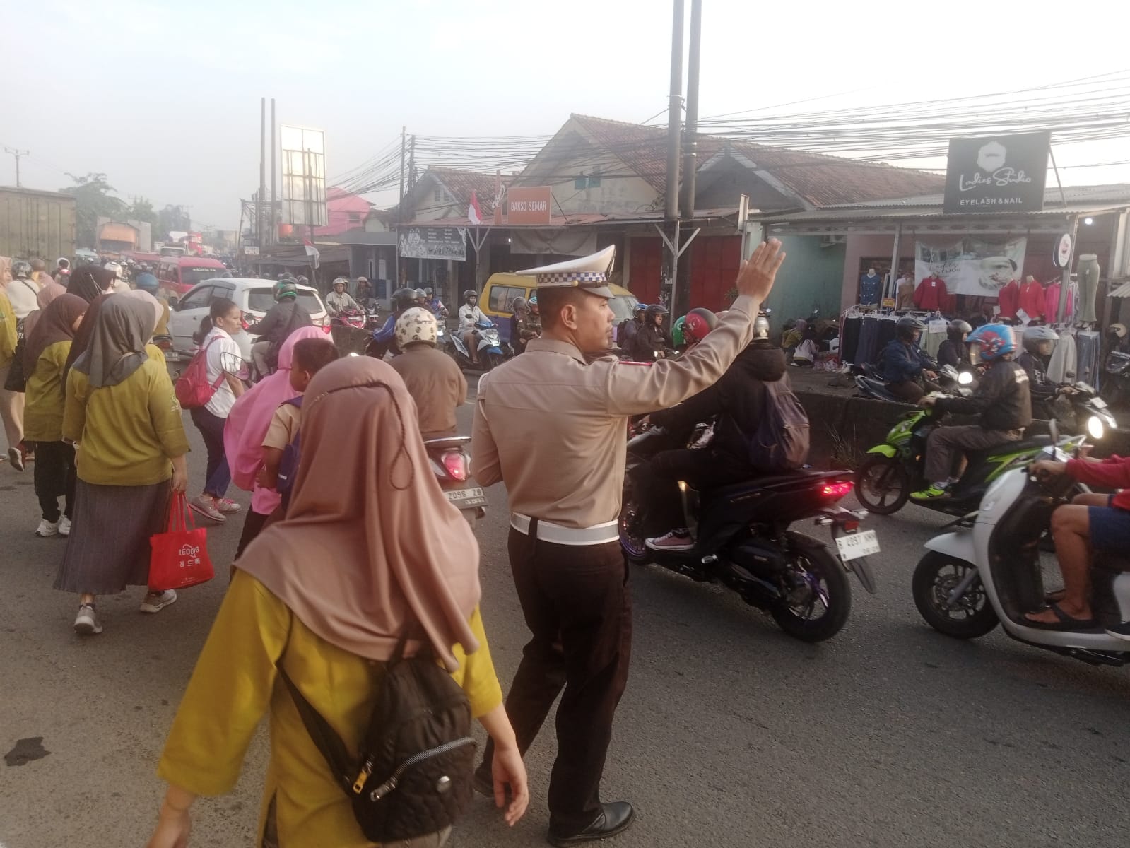 Polsek Cikupa Gelar PECAK Pagi di Simpang Columbus, Wujud Pelayanan Prima Polri