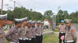 Jelang HUT RI ke-80, Satlantas Polres Maybrat Bagikan Bendera Merah Putih kepada Pengendara di Jalan Jelang HUT RI ke-80, Satlantas Polres Maybrat Bagikan Bendera Merah Putih kepada Pengendara di Jalan