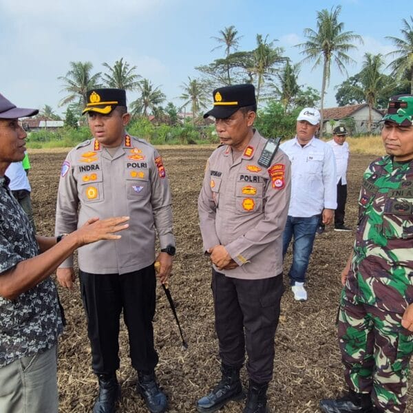 Kapolsek Kronjo Dampingi Kapolresta Tangerang dalam Kegiatan Penanaman Jagung Serentak di Desa Pasilian