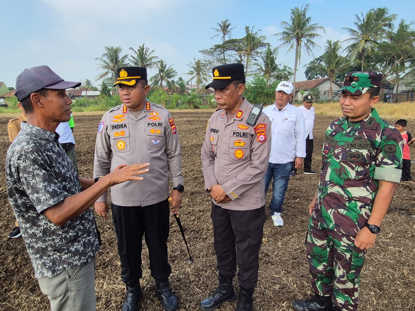 Kapolsek Kronjo Dampingi Kapolresta Tangerang dalam Kegiatan Penanaman Jagung Serentak di Desa Pasilian Kapolsek Kronjo Dampingi Kapolresta Tangerang dalam Kegiatan Penanaman Jagung Serentak di Desa Pasilian