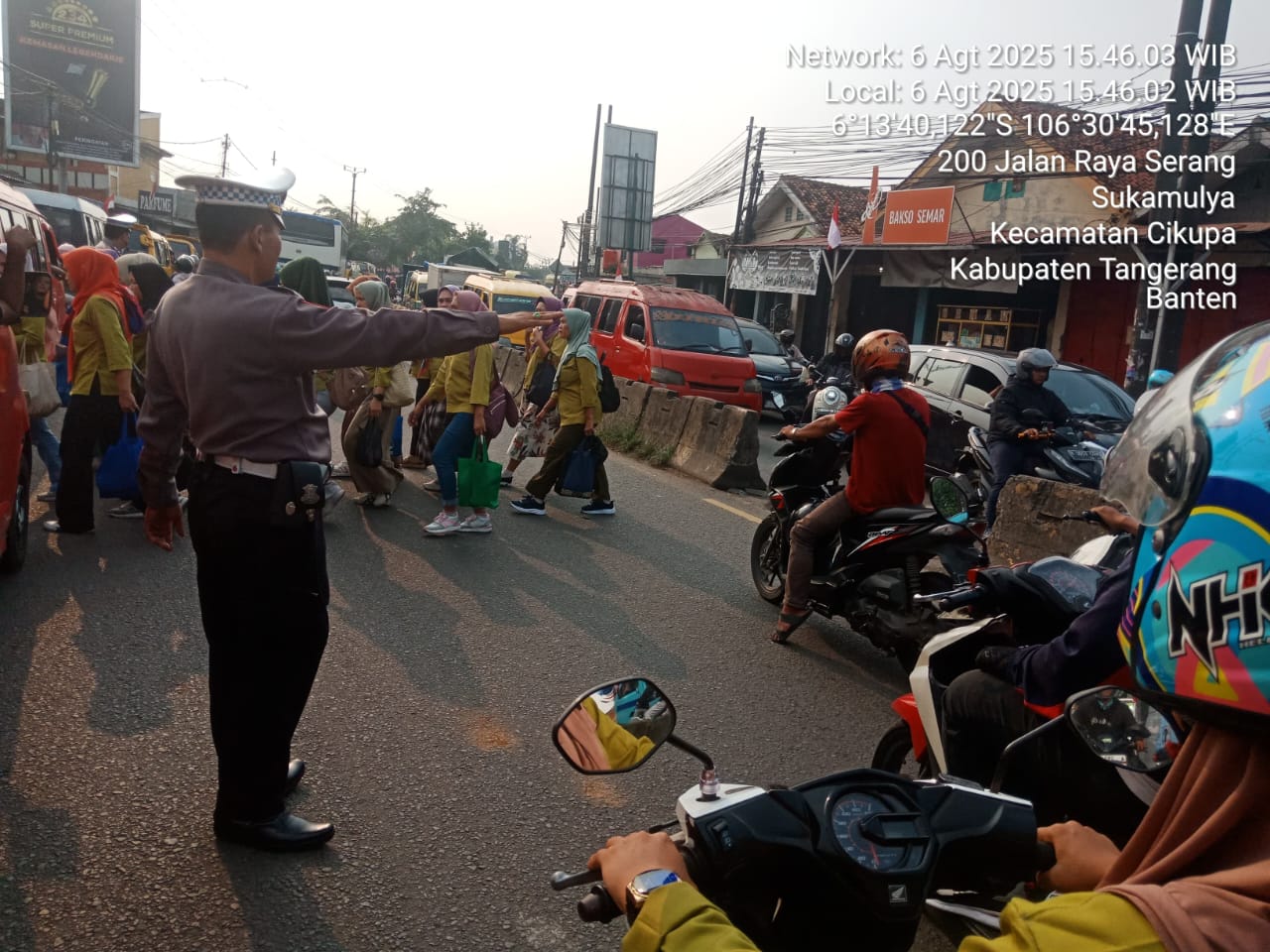 Kanit Lantas Polsek Cikupa Pantau Langsung PECAK Sore Hari di Titik Rawan Kemacetan
